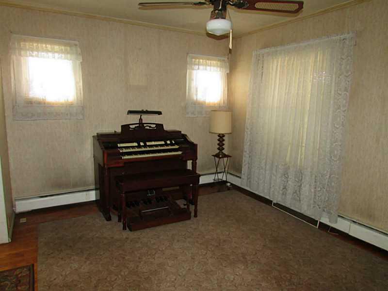 2476 Ridge Road Jefferson Hills, PA 15332 - Photo 8 of 21 Living Room.