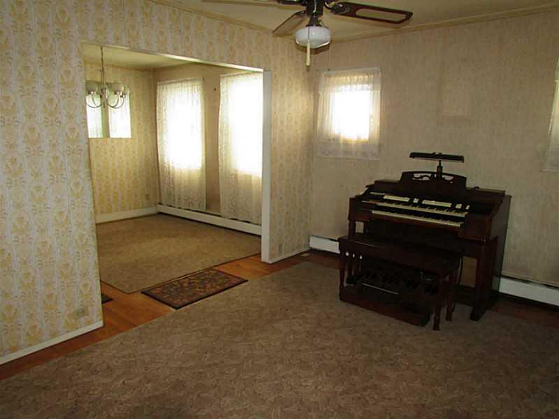 2476 Ridge Road Jefferson Hills, PA 15332 - Photo 9 of 21 Living Room.