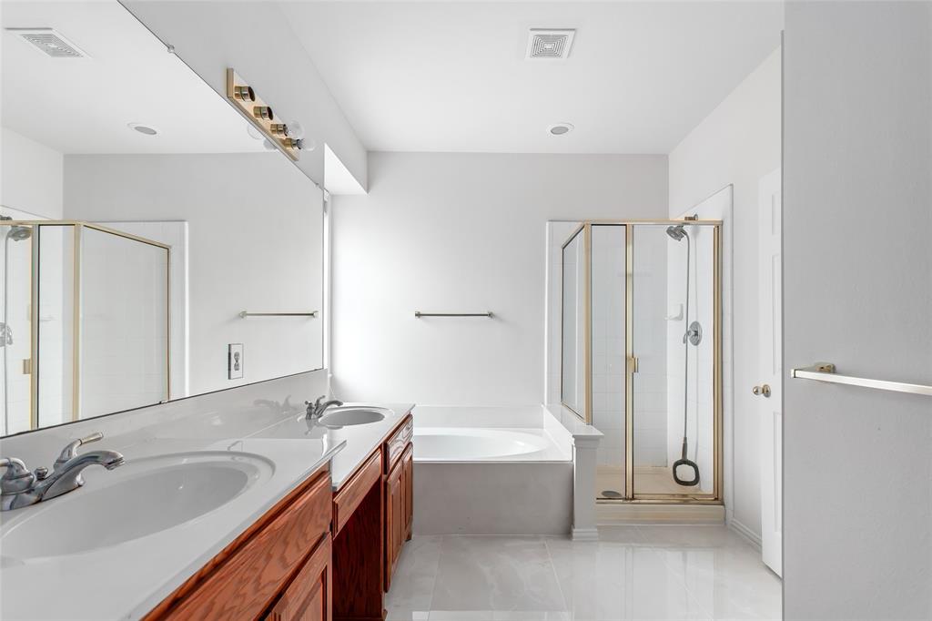 915 Falcon Trail Murphy, TX 75094 - Photo 29 of 40 a bathroom with a tub sink and mirror