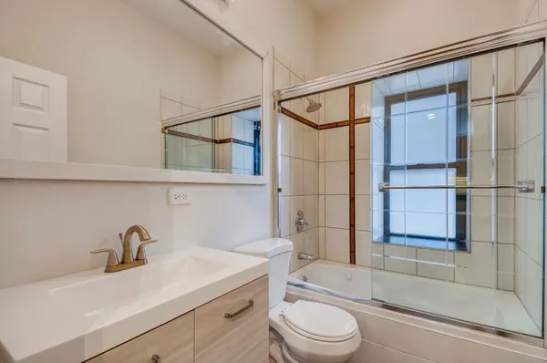 $214,900 | 811 West Eastwood Avenue, Unit 107, Chicago, IL 60640
