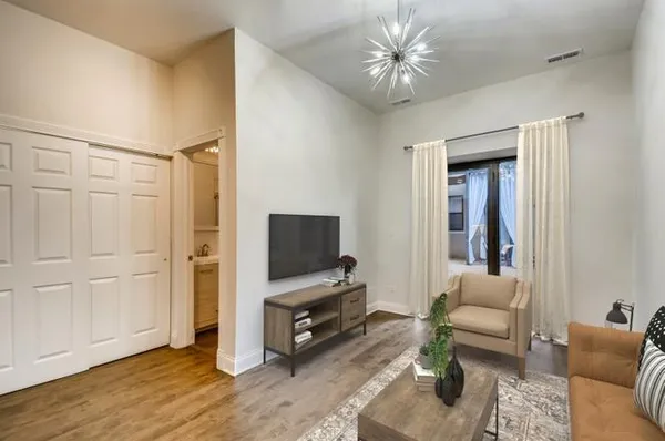 $214,900 | 811 West Eastwood Avenue, Unit 107, Chicago, IL 60640