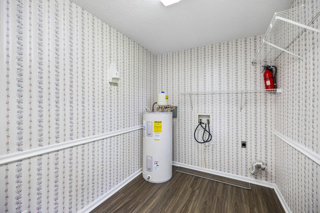 209 Curtis Road Dalton, GA 30720 - Photo 22 of 36 Bedroom #3 Double closets bedroom #3
