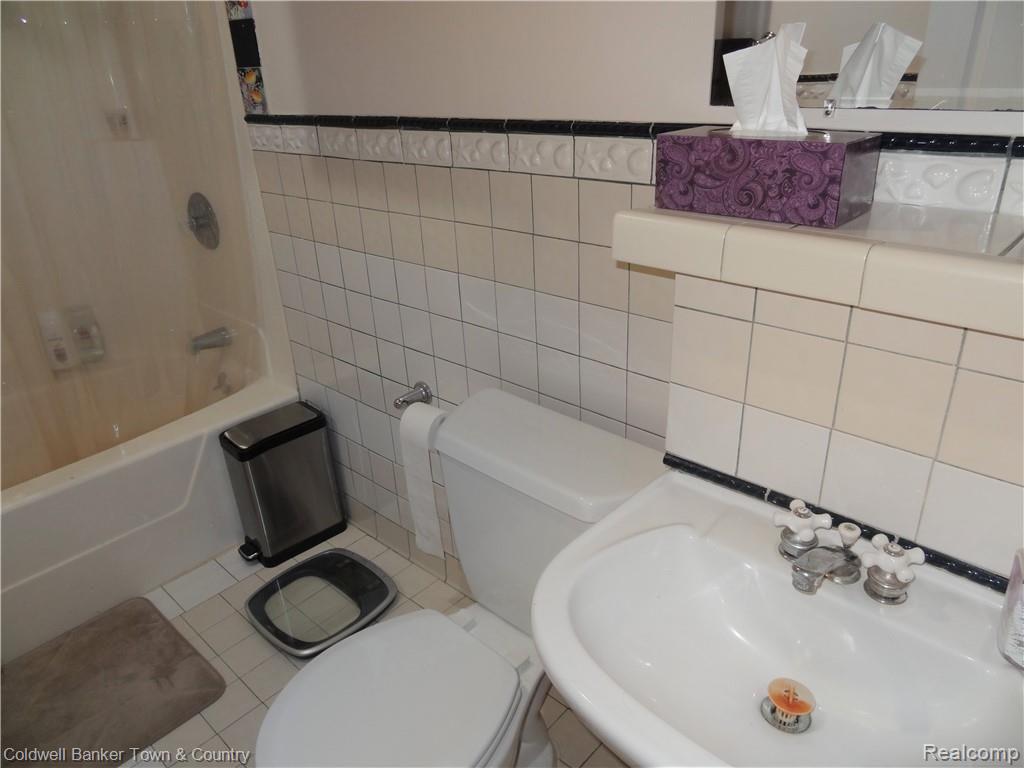 223 Ruppert Street Commerce Township, MI 48382 - Photo 16 of 31 Bathroom with ceramic tile.