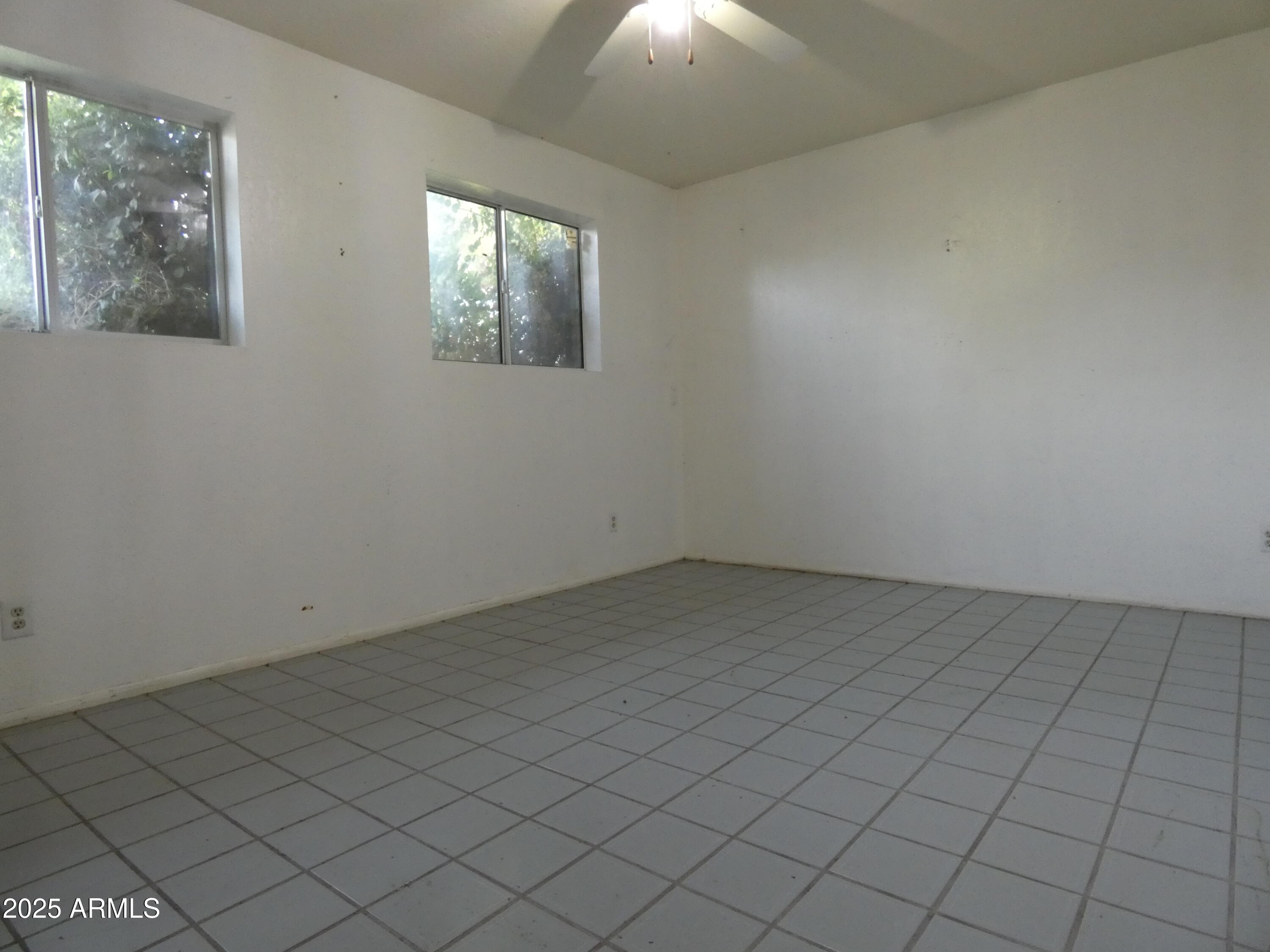 3214 West State Avenue Phoenix, AZ 85051 - Photo 18 of 35 an empty room with windows