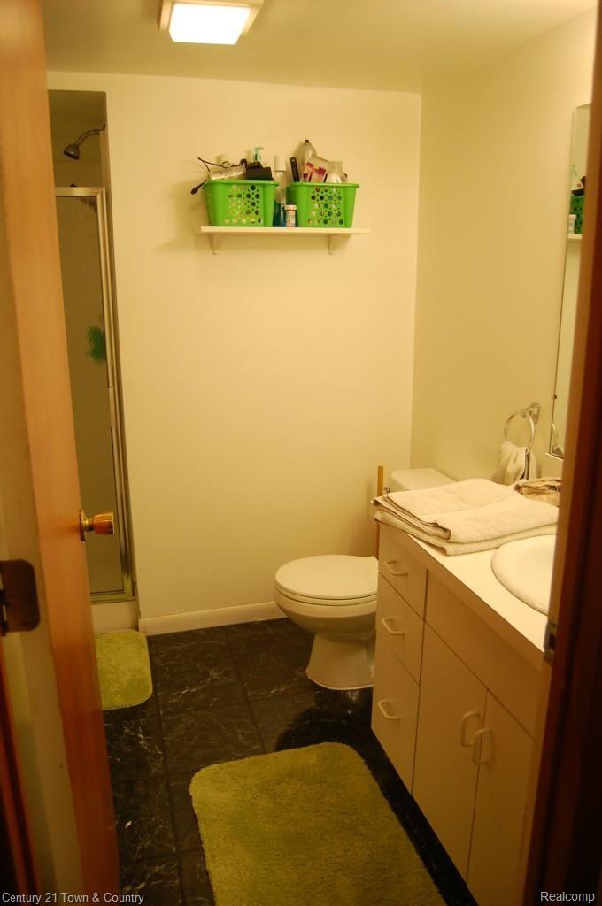211 Arizona Avenue Rochester, MI 48309 - Photo 36 of 41 LowerBath.jpg