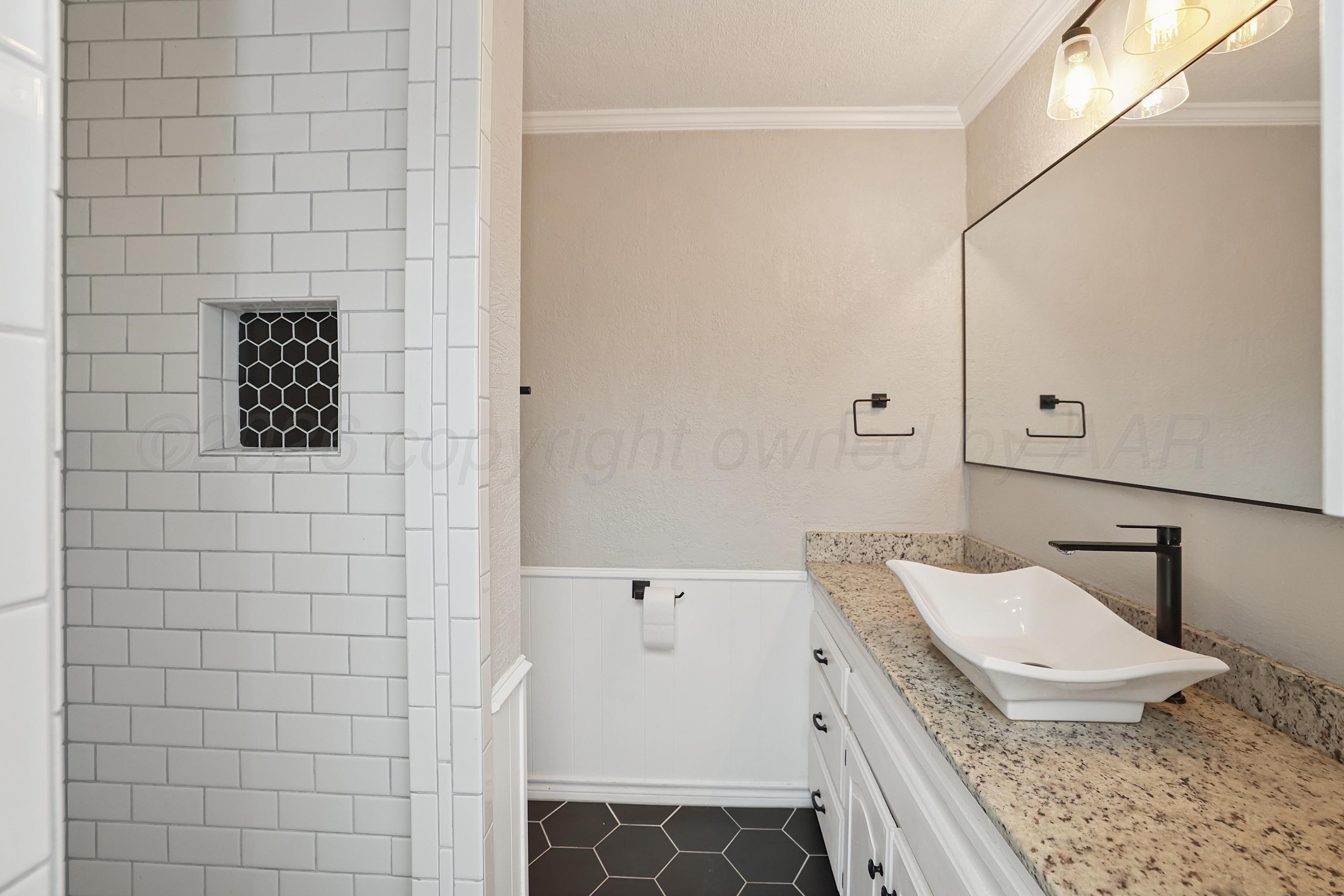 6205 Harvard Street Amarillo, TX 79109 - Photo 17 of 32 Primary Bath