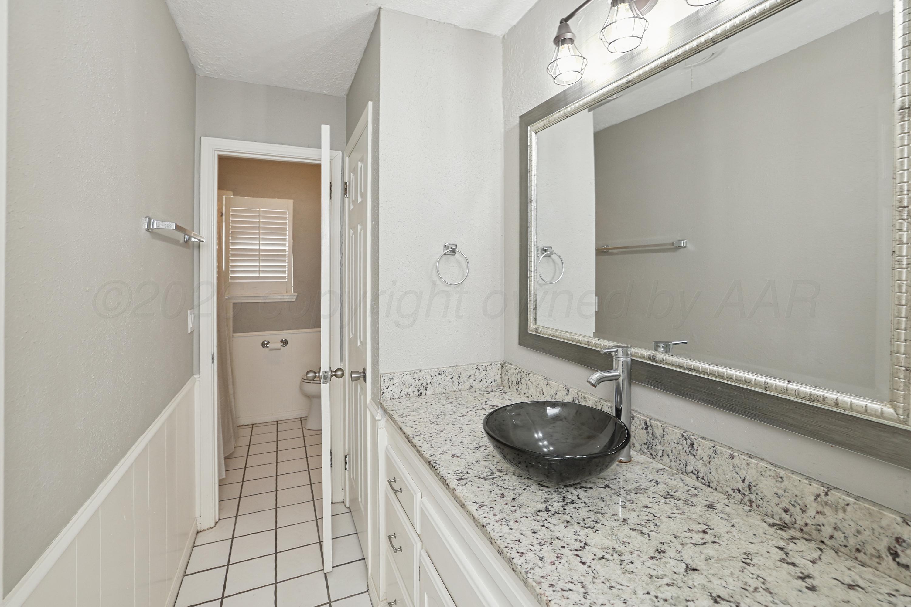 6205 Harvard Street Amarillo, TX 79109 - Photo 25 of 32 Bathroom