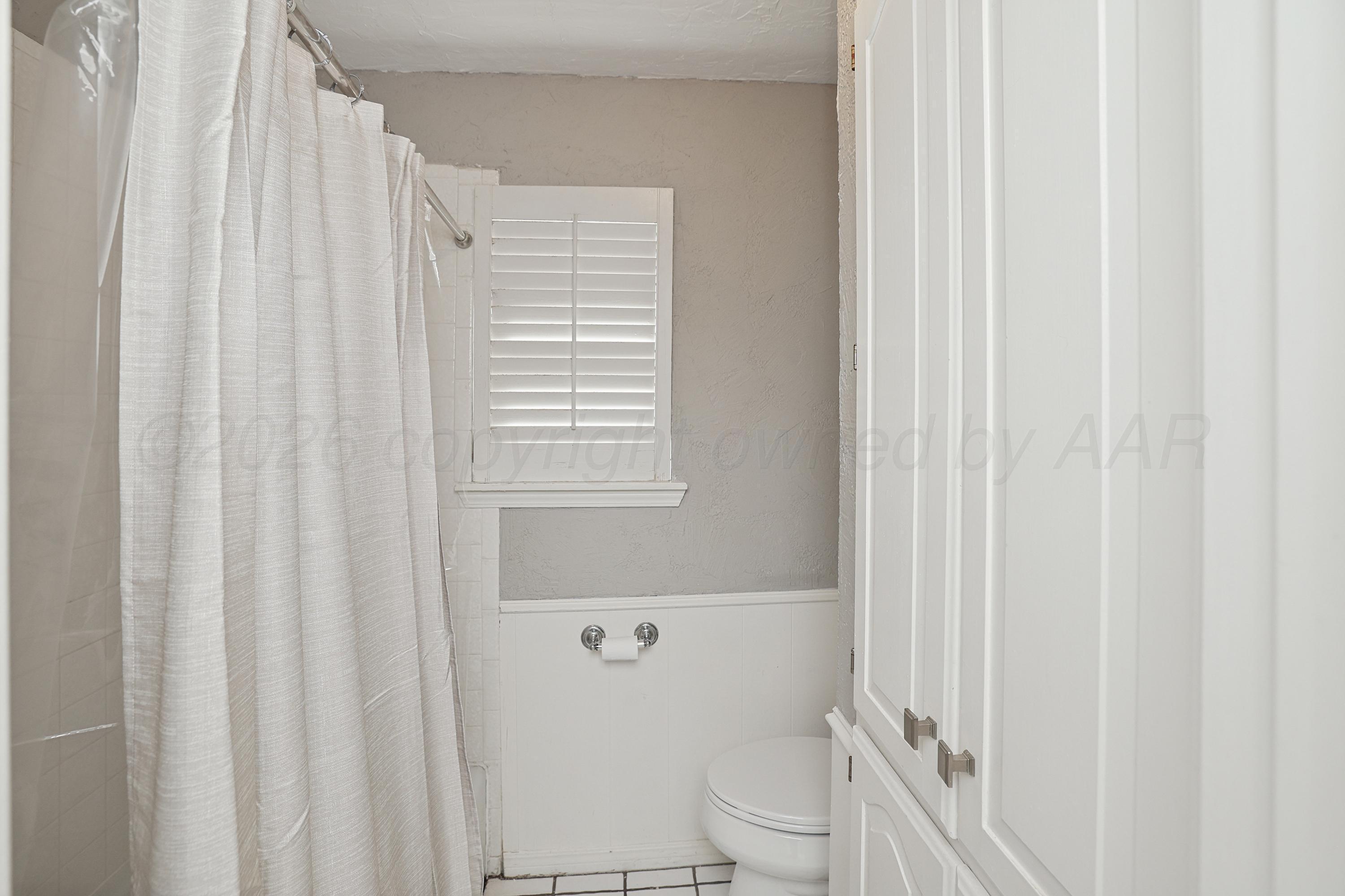 6205 Harvard Street Amarillo, TX 79109 - Photo 26 of 32 Bathroom