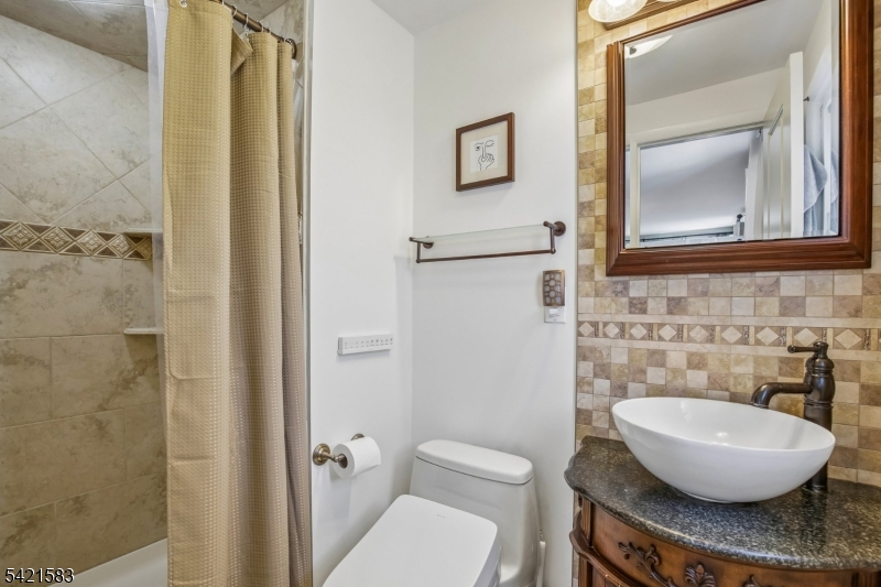 27 Garden Ovl Springfield, NJ 07081 - Photo 13 of 28