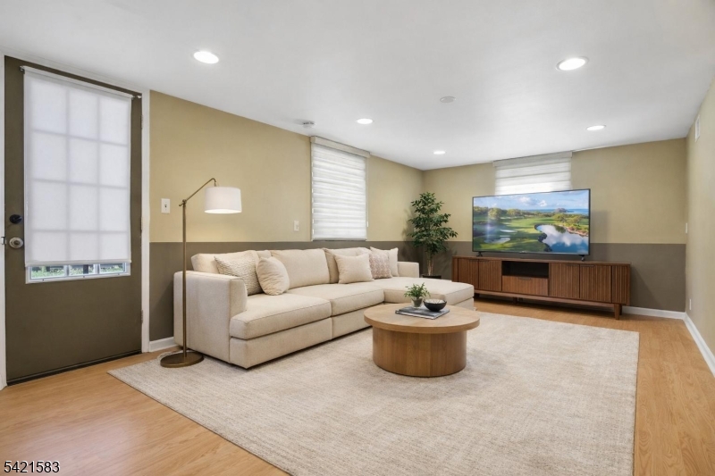 27 Garden Ovl Springfield, NJ 07081 - Photo 17 of 28