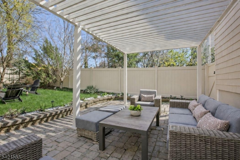 27 Garden Ovl Springfield, NJ 07081 - Photo 19 of 28