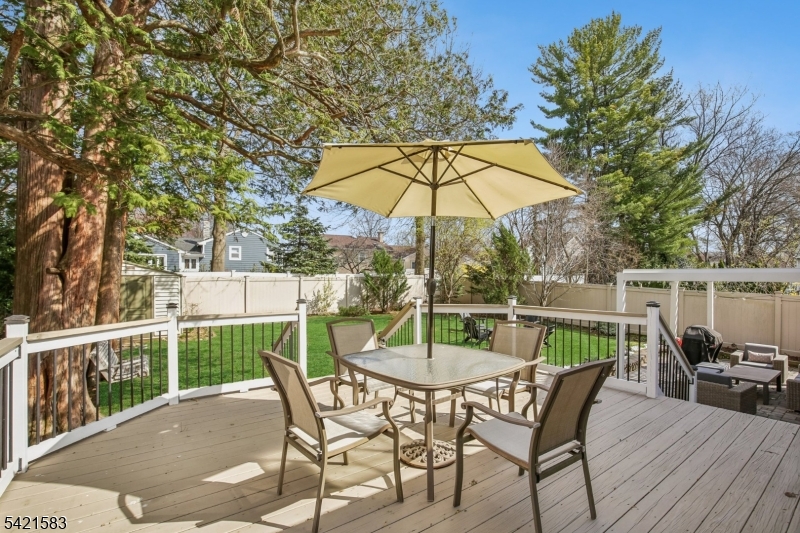 27 Garden Ovl Springfield, NJ 07081 - Photo 20 of 28