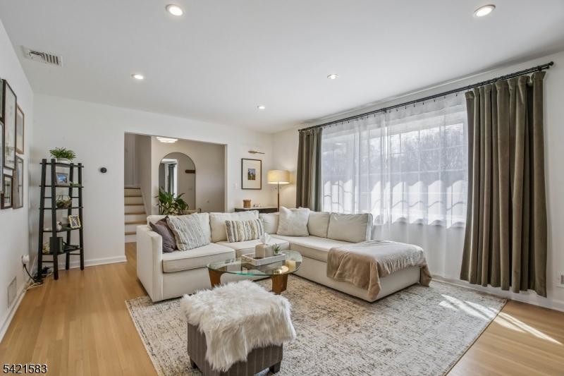 27 Garden Ovl Springfield, NJ 07081 - Photo 4 of 28