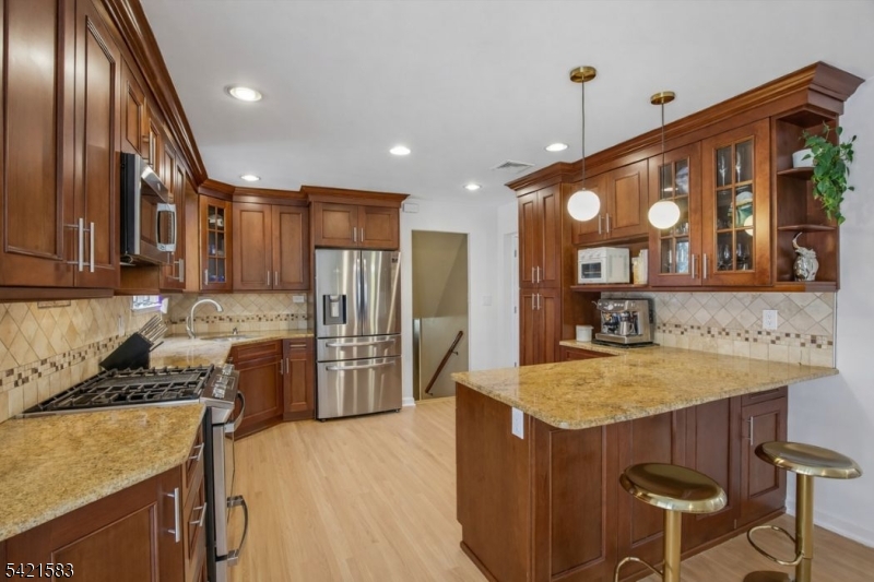 27 Garden Ovl Springfield, NJ 07081 - Photo 8 of 28