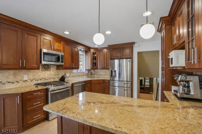 27 Garden Ovl Springfield, NJ 07081 - Photo 9 of 28