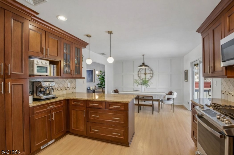 27 Garden Ovl Springfield, NJ 07081 - Photo 10 of 28