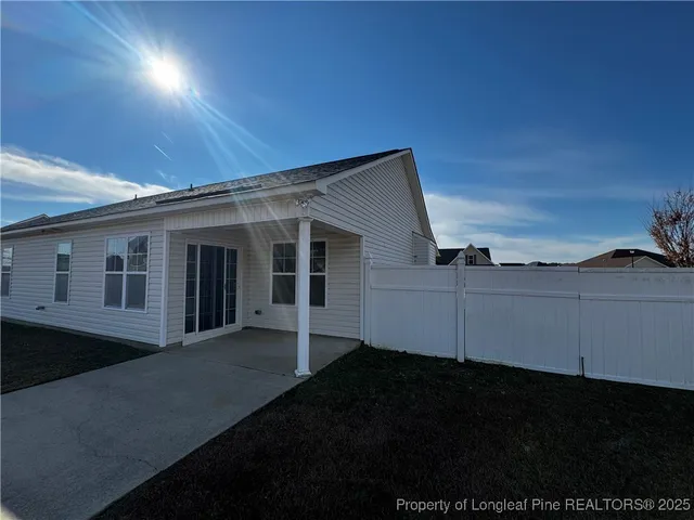 a view of a house with yard