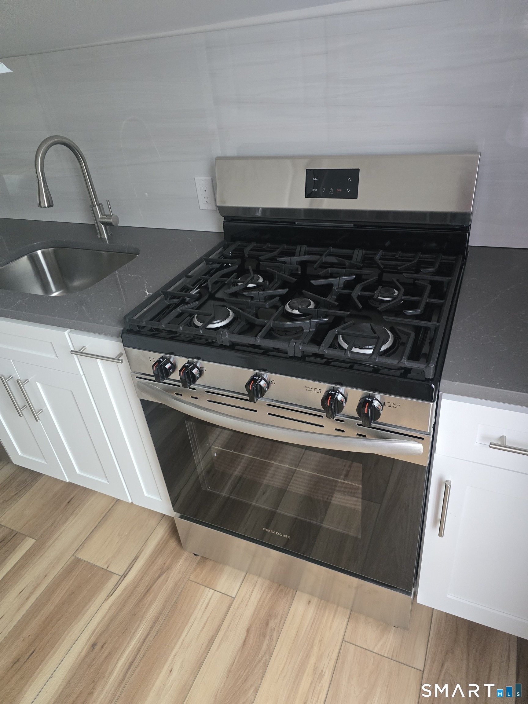 530 Jane Street, Unit 3 Bridgeport, CT 06608 - Photo 4 of 9 a close view of stove top oven