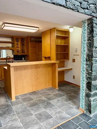 a view of empty room with window