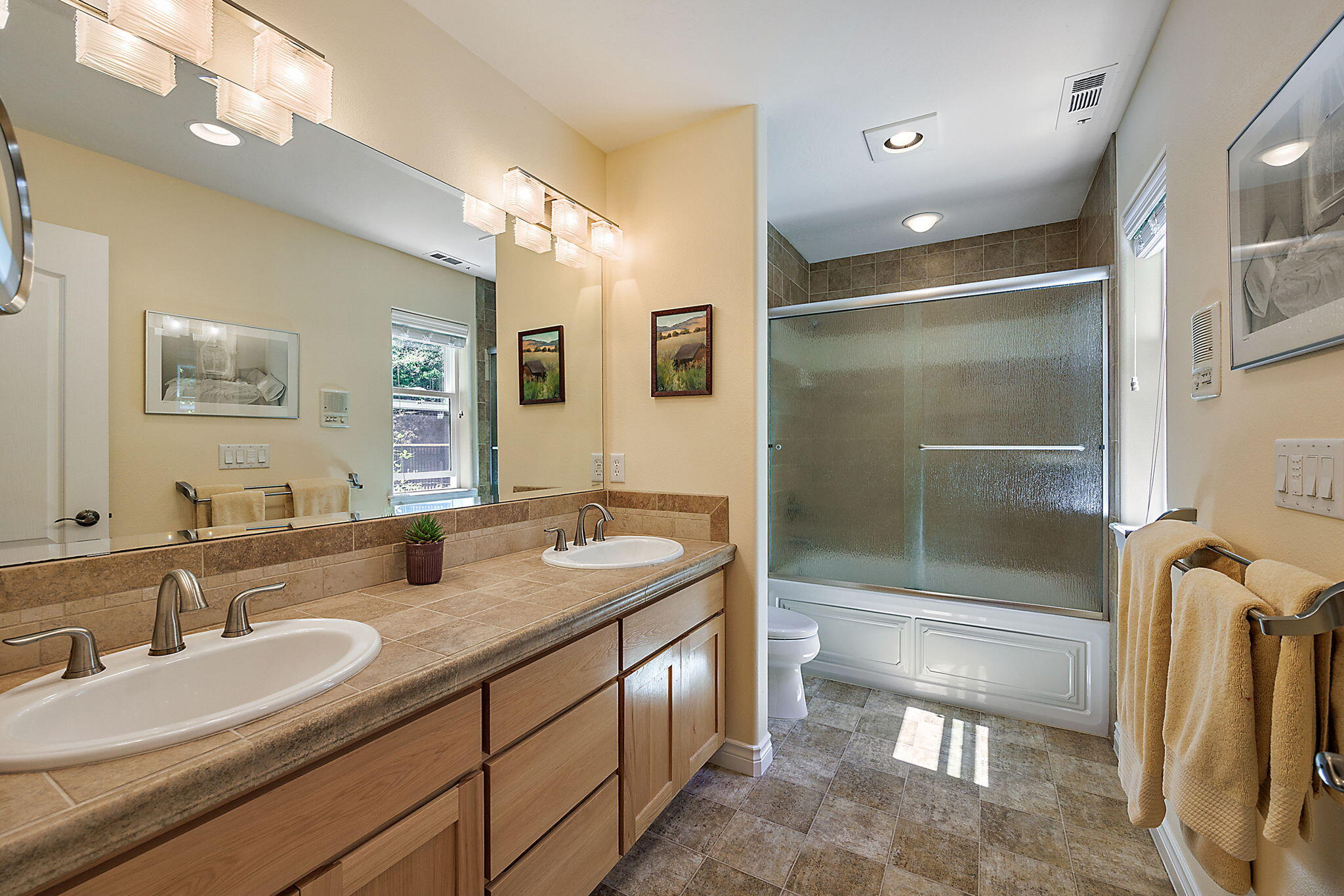 16584 North Applegate Road Grants Pass, OR 97527 - Photo 27 of 56 Primary Bath