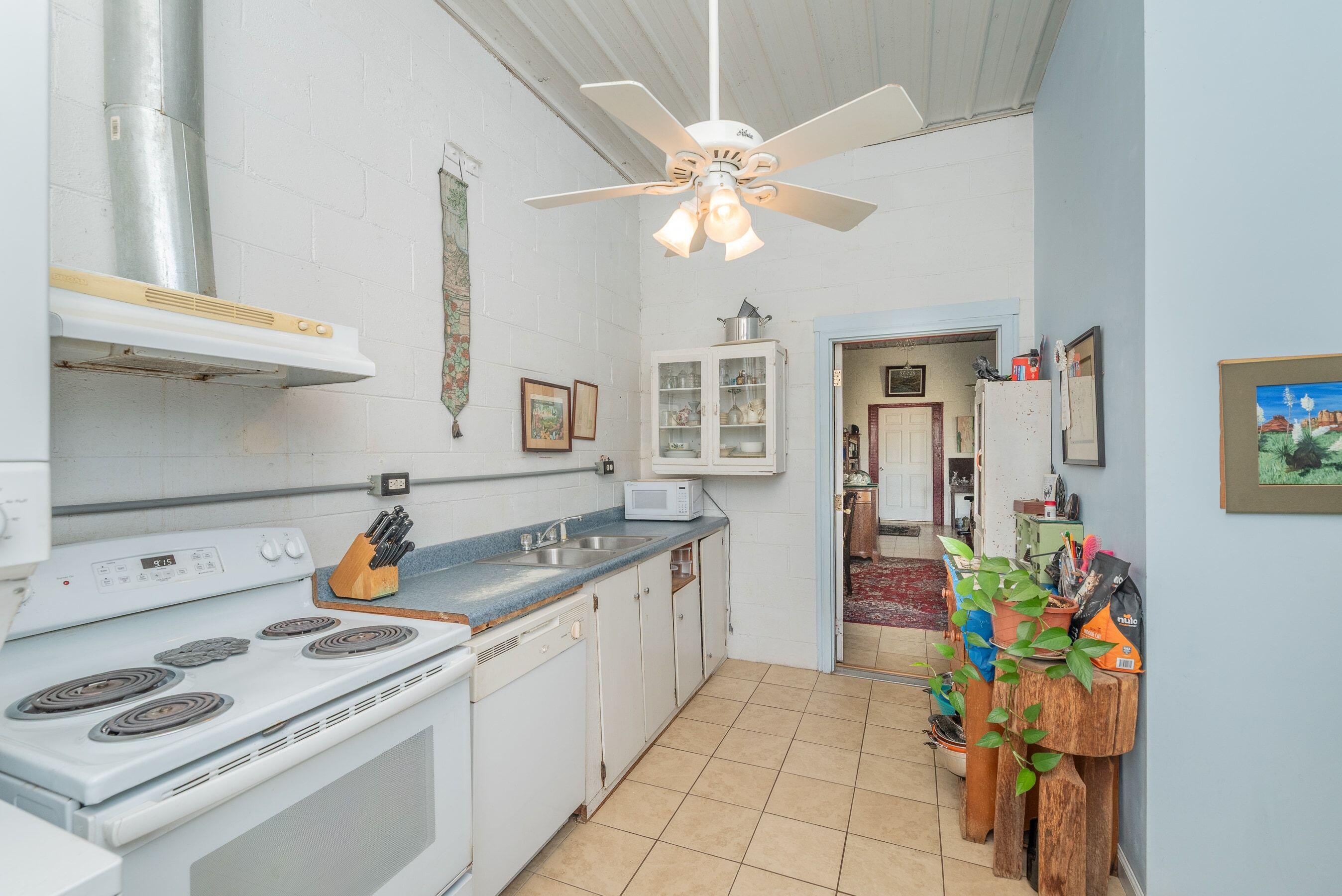 252 Moseley Road Williston, SC 29853 - Photo 5 of 64