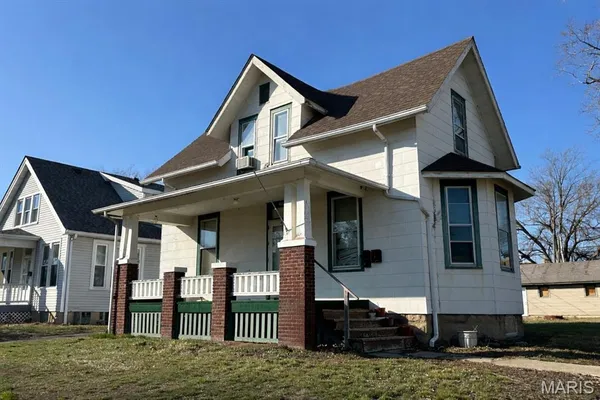 $175,000 | 821 12th Street, Highland, IL 62249