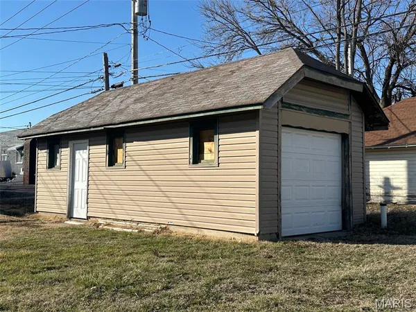 $175,000 | 821 12th Street, Highland, IL 62249