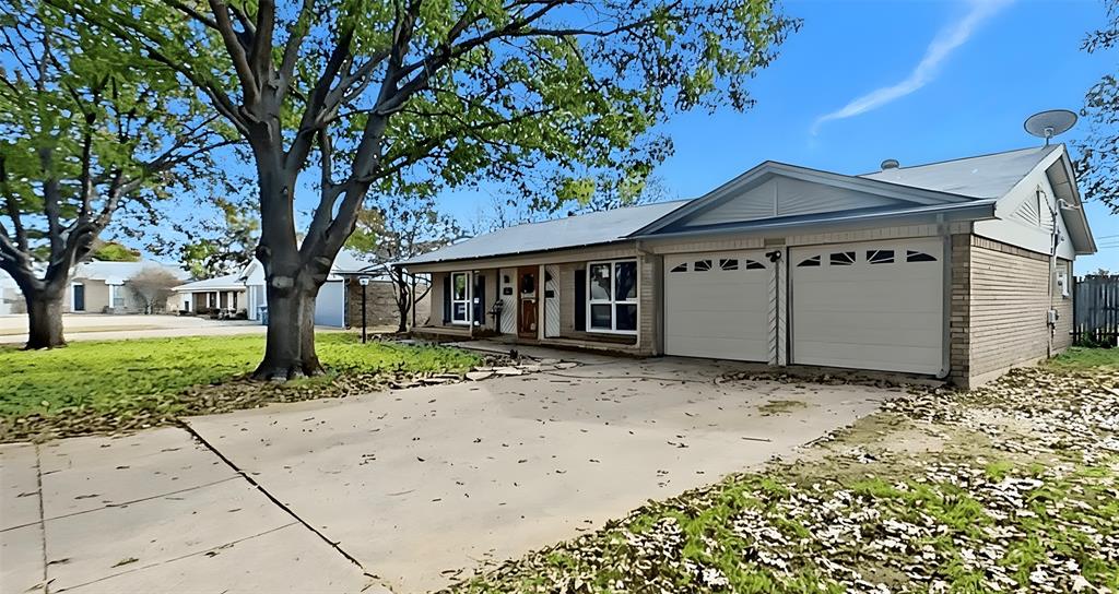 5016 St Lawrence Road Fort Worth, TX 76103 - Photo 3 of 22 a front view of a house with a garden