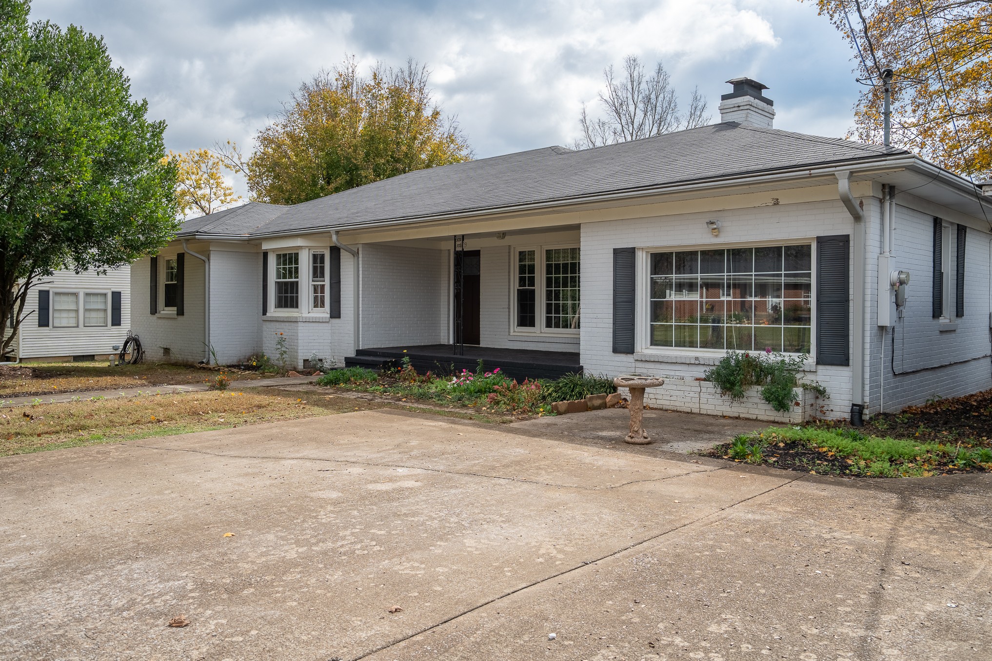 523 Highland Avenue Pulaski, TN 38478 - Photo 4 of 44 a front view of a house with garden