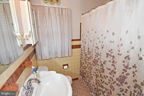 a bathroom with a bathtub and shower curtain