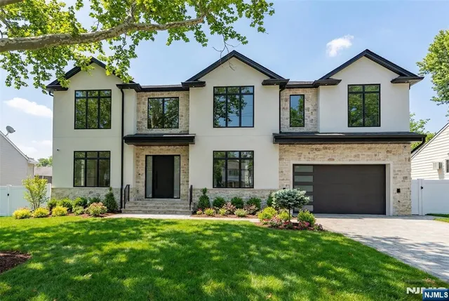 $2,399,995 | 192 Thomas Drive, Paramus, NJ 07652