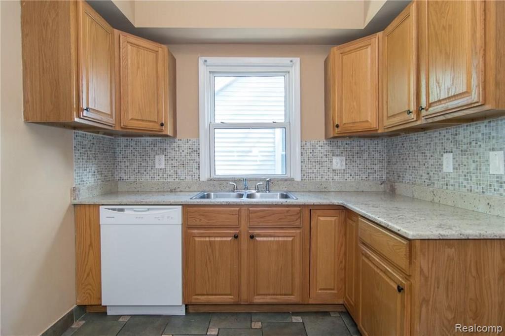 8183 Central Street Center Line, MI 48015 - Photo 11 of 35