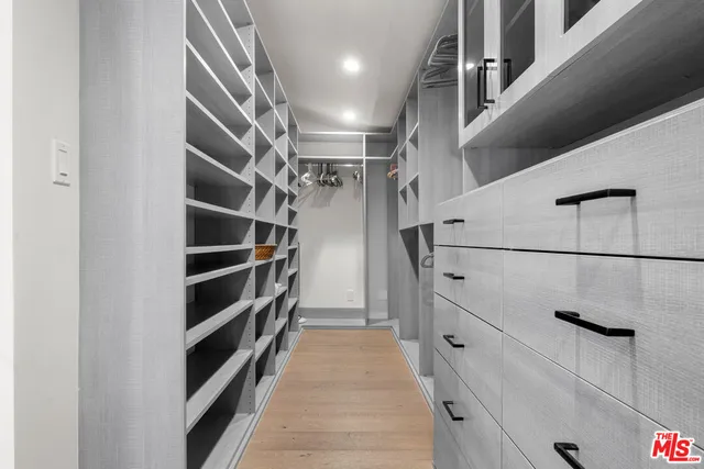 $7,949 | 20159 Hatteras Street, Unit 20157, Woodland Hills, CA 91367