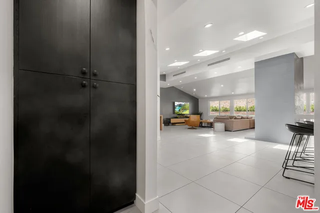 $7,949 | 20159 Hatteras Street, Unit 20157, Woodland Hills, CA 91367