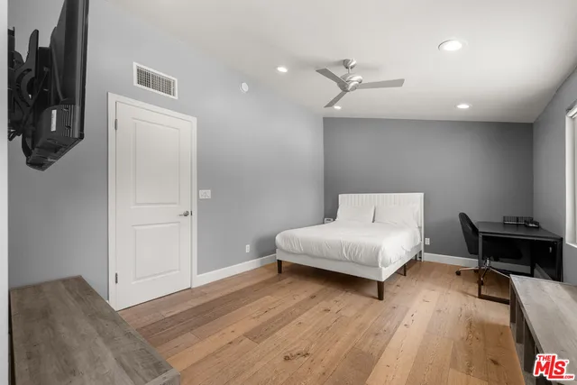 $7,949 | 20159 Hatteras Street, Unit 20157, Woodland Hills, CA 91367