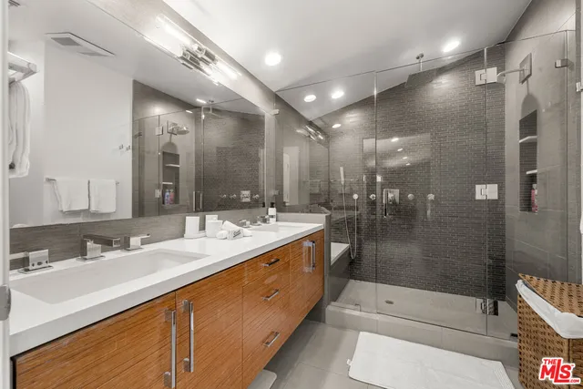 $7,949 | 20159 Hatteras Street, Unit 20157, Woodland Hills, CA 91367