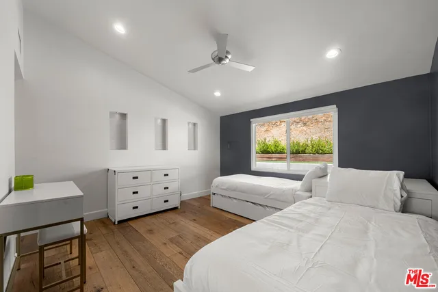 $7,949 | 20159 Hatteras Street, Unit 20157, Woodland Hills, CA 91367