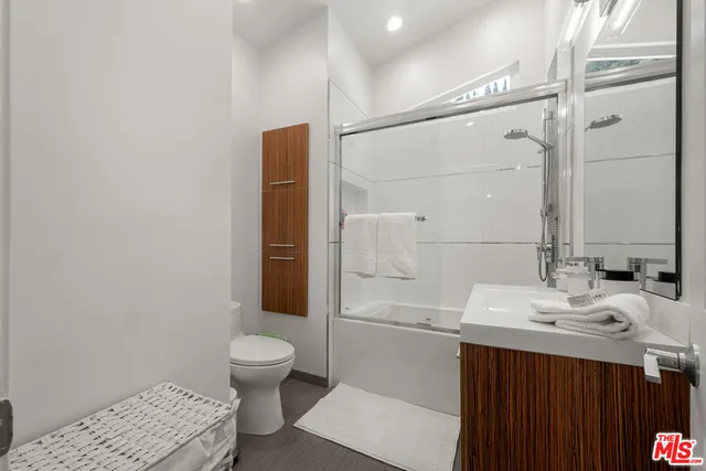 $7,949 | 20159 Hatteras Street, Unit 20157, Woodland Hills, CA 91367