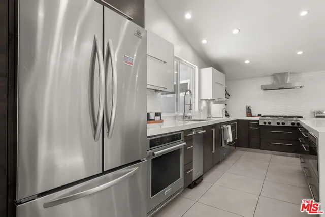 $7,949 | 20159 Hatteras Street, Unit 20157, Woodland Hills, CA 91367