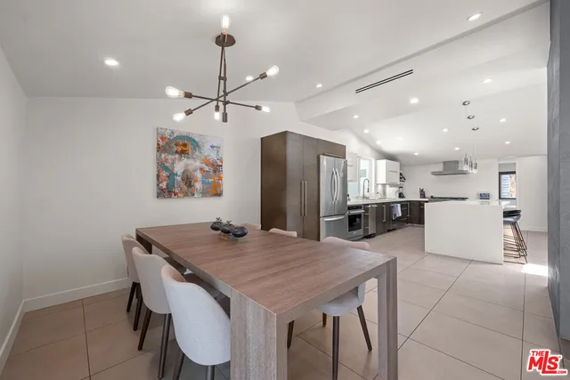 $7,949 | 20159 Hatteras Street, Unit 20157, Woodland Hills, CA 91367