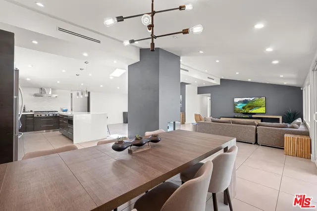 $7,949 | 20159 Hatteras Street, Unit 20157, Woodland Hills, CA 91367