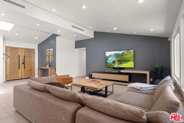 $7,949 | 20159 Hatteras Street, Unit 20157, Woodland Hills, CA 91367