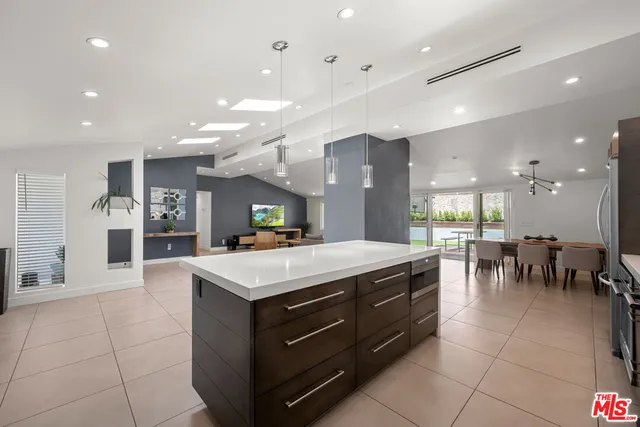 $7,949 | 20159 Hatteras Street, Unit 20157, Woodland Hills, CA 91367