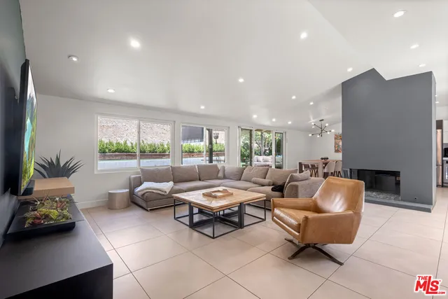 $7,949 | 20159 Hatteras Street, Unit 20157, Woodland Hills, CA 91367