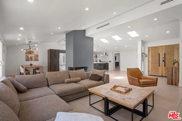 $7,949 | 20159 Hatteras Street, Unit 20157, Woodland Hills, CA 91367