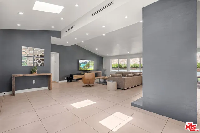 $7,949 | 20159 Hatteras Street, Unit 20157, Woodland Hills, CA 91367