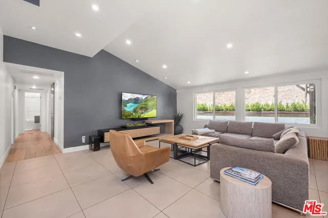 $7,949 | 20159 Hatteras Street, Unit 20157, Woodland Hills, CA 91367