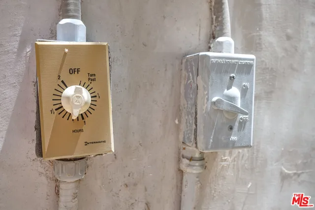 $7,949 | 20159 Hatteras Street, Unit 20157, Woodland Hills, CA 91367