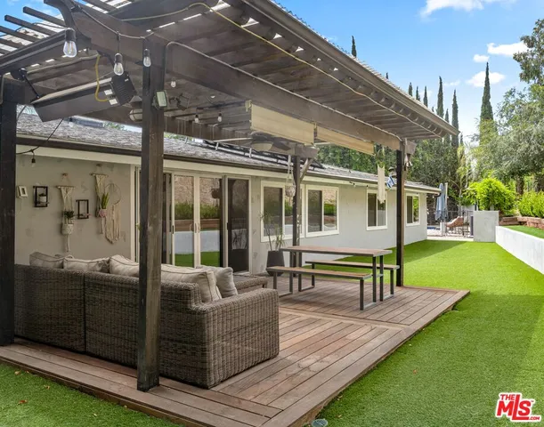 $7,949 | 20159 Hatteras Street, Unit 20157, Woodland Hills, CA 91367