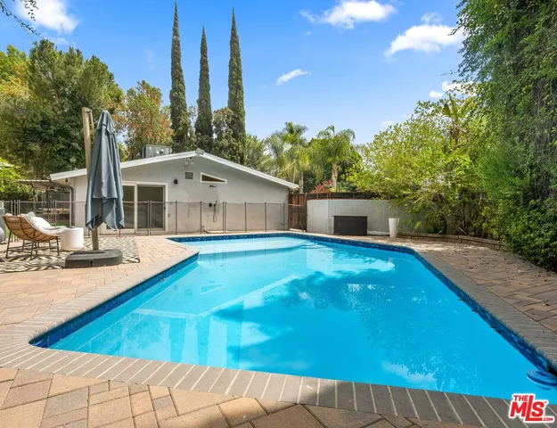 $7,949 | 20159 Hatteras Street, Unit 20157, Woodland Hills, CA 91367